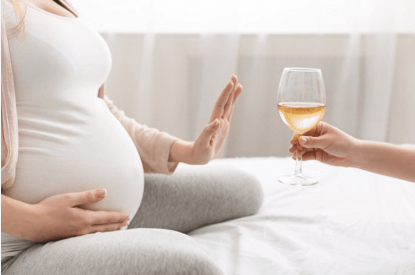 O consumo de álcool pode resultar em malformações ao nascimento e possivelmente em alterações físicas, mentais e comportamentais a longo prazo.