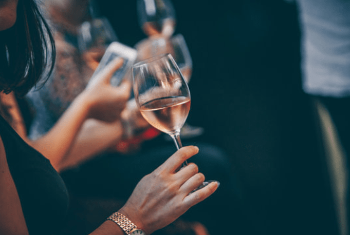 O consumo de álcool no Brasil dobrou nos últimos 5 anos e o consumo de bebidas alcoólicas faz parte dos hábitos de muitas mulheres em idade fértil.