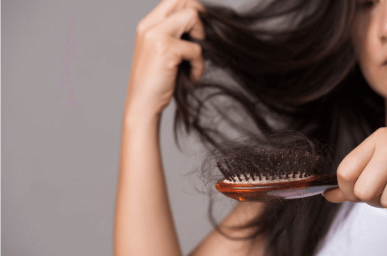 É esperado que o cabelo pare de cair após 1 ano do nascimento da criança. Alguns cuidados como alimentação saudável, evitar calor e química, são indicados nesse período de quedas.