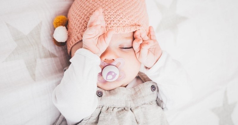 Esfregar os olhos e choro persistente podem ser sinais que seu bebê está com sono.