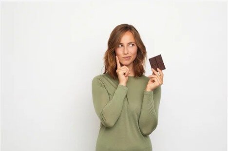 Repense sobre a sua alimentação e a sua saúde, pois os chocolates não estão associados necessariamente com o surgimento das espinhas.