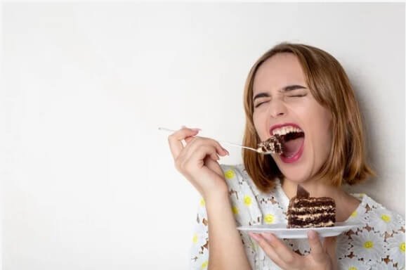 Se comer chocolate te faz feliz, não deixe de comê-lo com medo de haver o surgimento das espinhas.