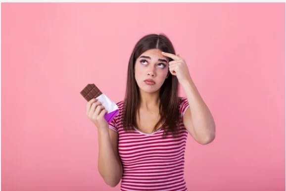 Será que as espinhas que você apresenta são causadas pelo chocolate que você comeu?