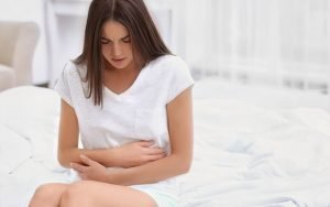 imagem com mulher sentindo muita dor por causa que tem endometriose