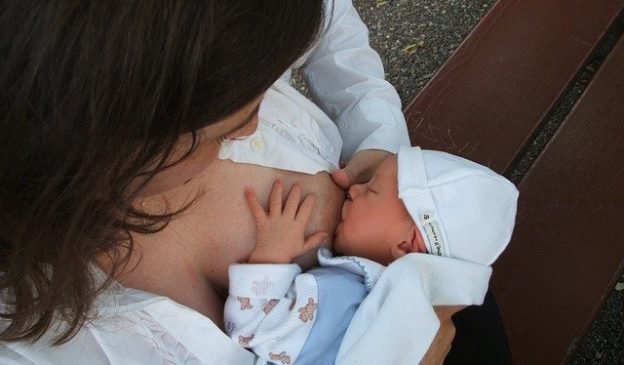 breastfeeding-2090396_640